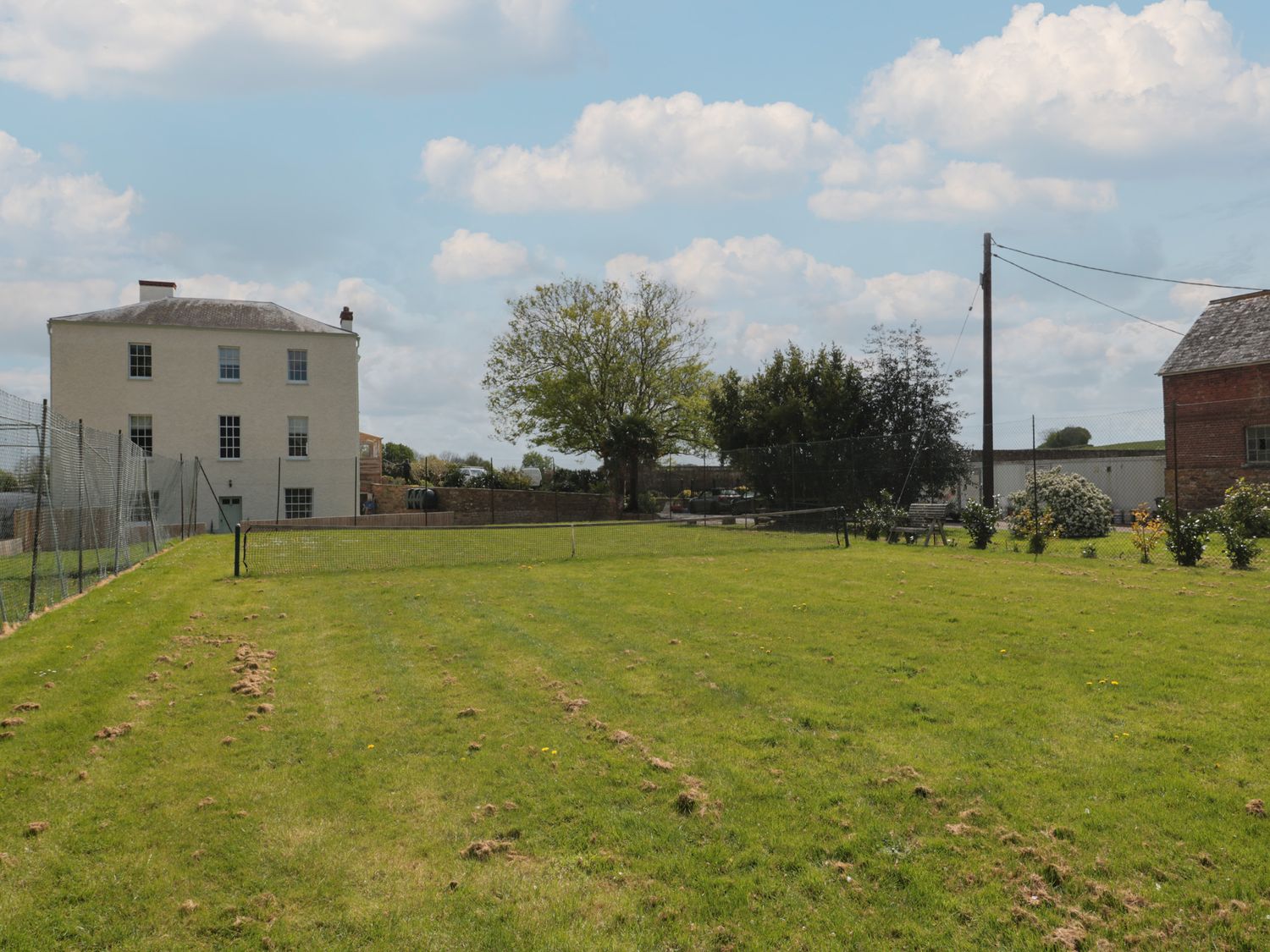 Annex near Taunton in Somerset. Smart TV. Hot tub. Private parking. Open-plan living. Electric fire.