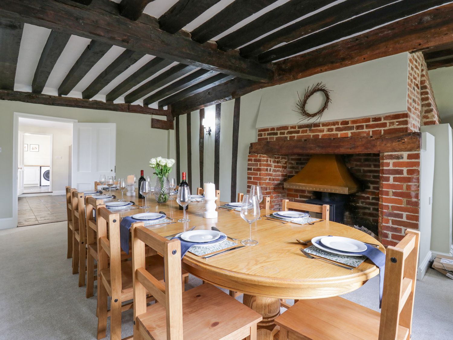 Knights Farm, Chelmondiston, Suffolk. Sleeps 12. Hot tub. Woodburning stove. Parking. Rural location