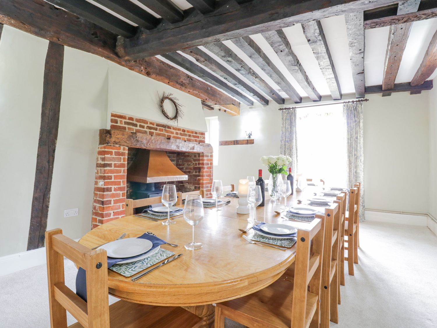 Knights Farm, Chelmondiston, Suffolk. Sleeps 12. Hot tub. Woodburning stove. Parking. Rural location