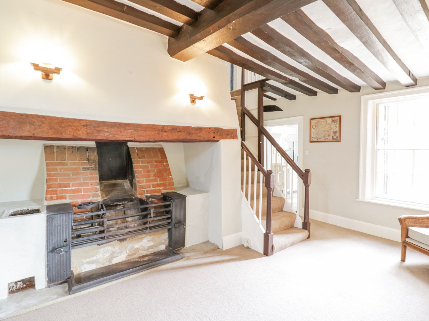 Knights Farm, Chelmondiston, Suffolk. Sleeps 12. Hot tub. Woodburning stove. Parking. Rural location