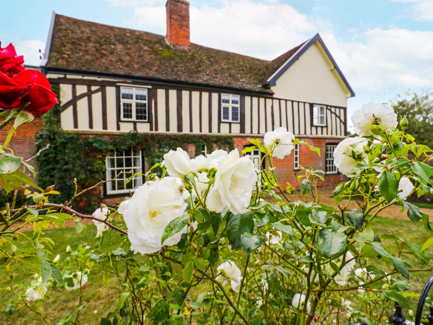 Knights Farm, Chelmondiston, Suffolk. Sleeps 12. Hot tub. Woodburning stove. Parking. Rural location