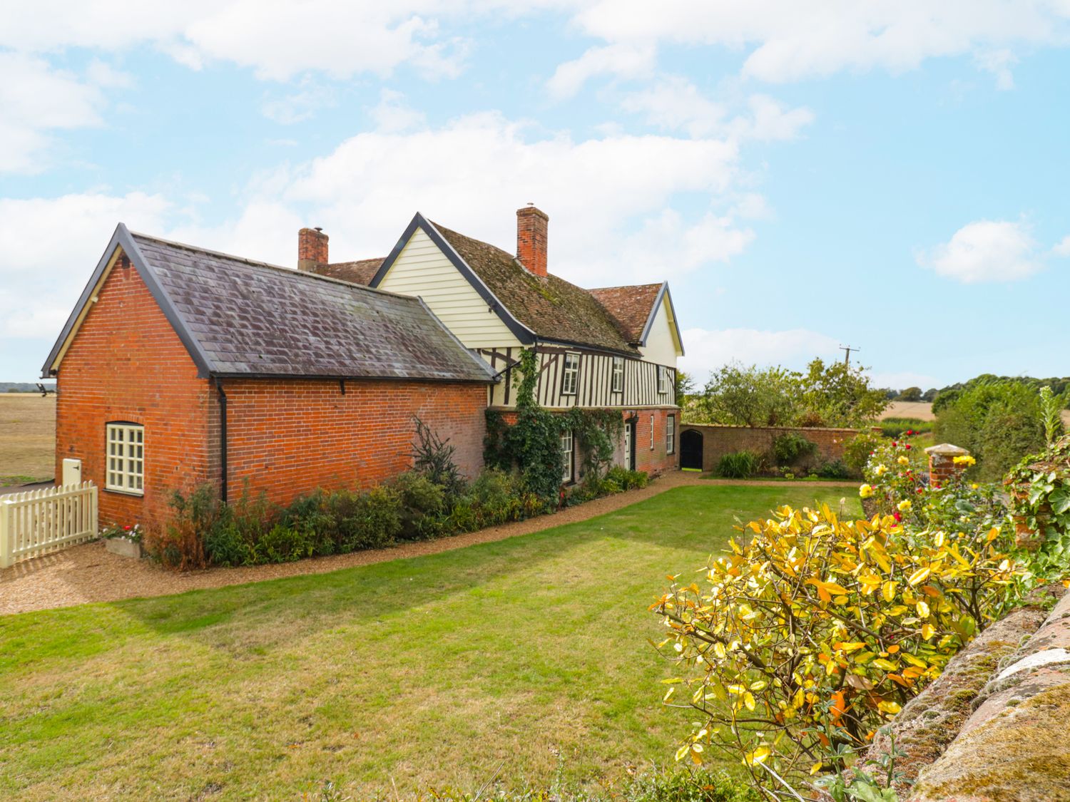 Knights Farm, Chelmondiston, Suffolk. Sleeps 12. Hot tub. Woodburning stove. Parking. Rural location