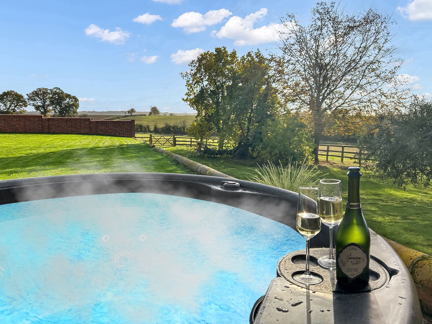 Knights Farm, Chelmondiston, Suffolk. Sleeps 12. Hot tub. Woodburning stove. Parking. Rural location