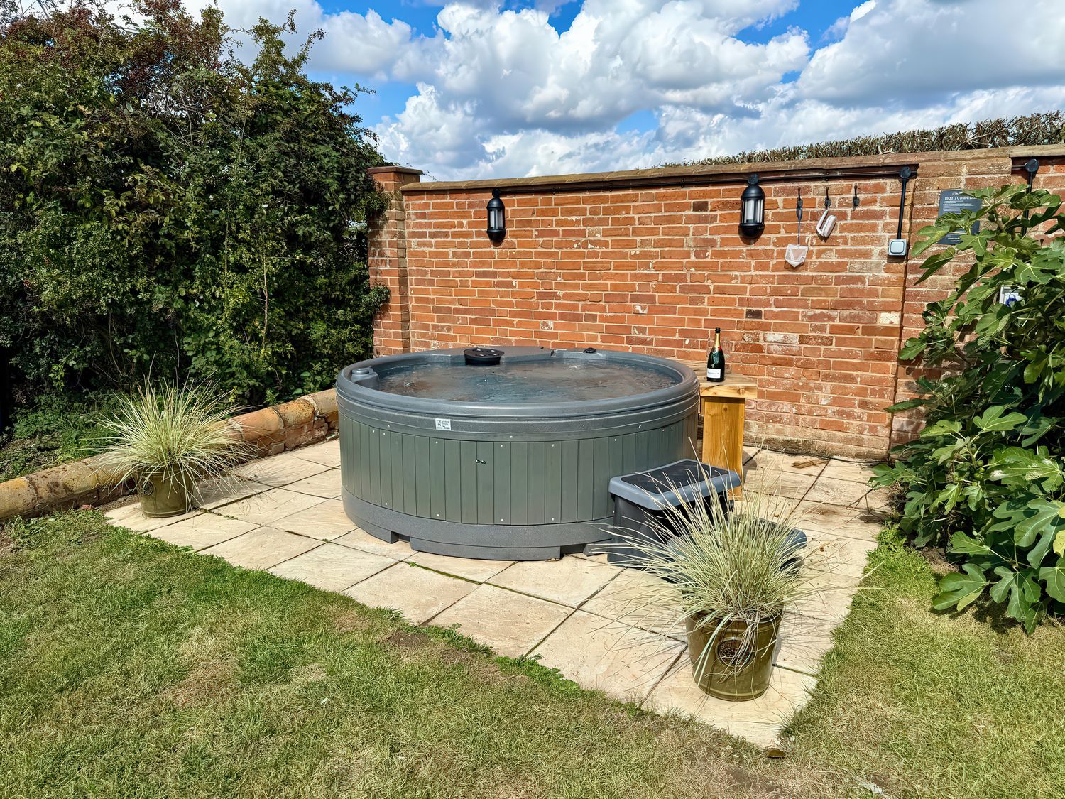 Knights Farm, Chelmondiston, Suffolk. Sleeps 12. Hot tub. Woodburning stove. Parking. Rural location