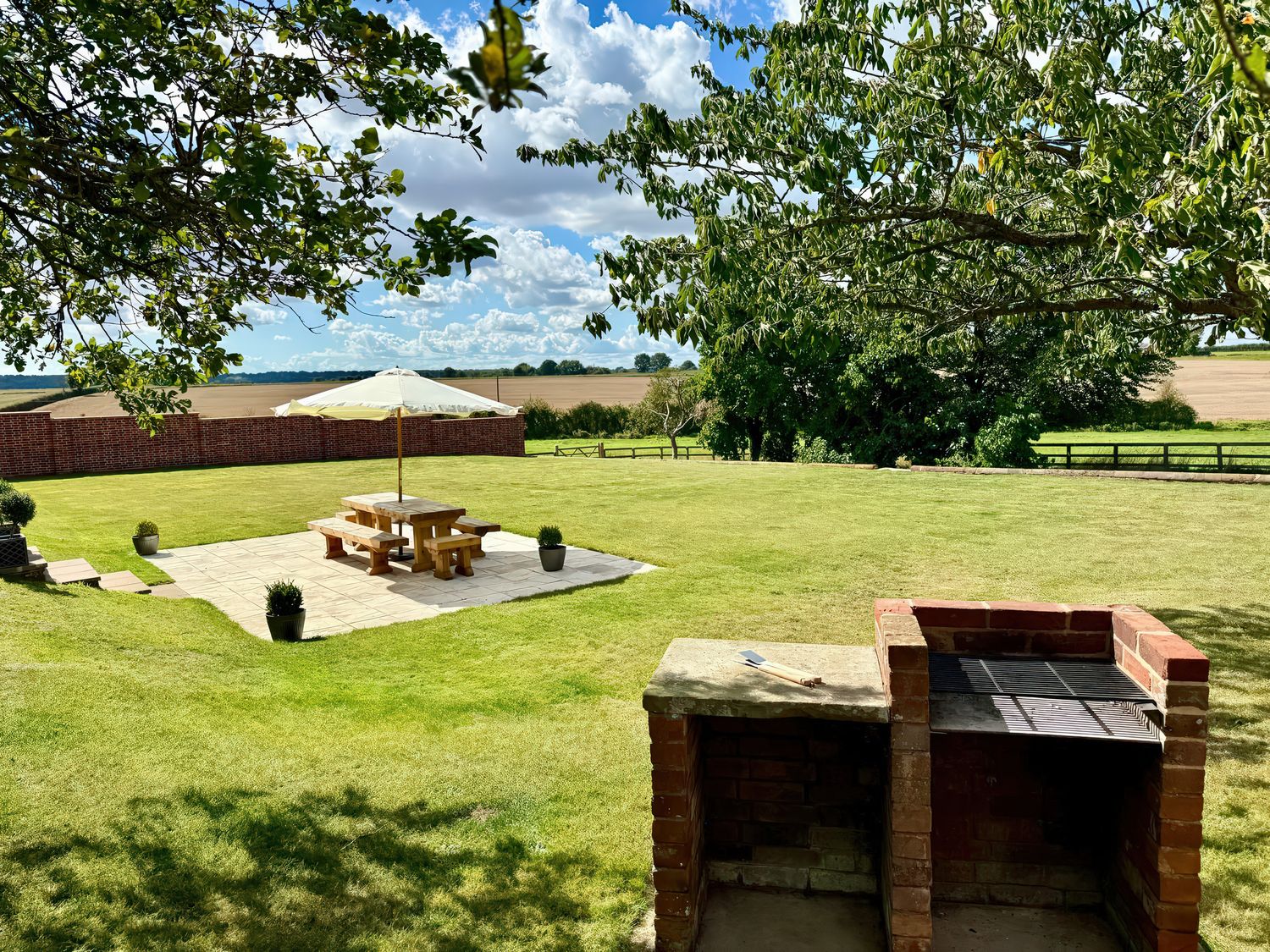 Knights Farm, Chelmondiston, Suffolk. Sleeps 12. Hot tub. Woodburning stove. Parking. Rural location