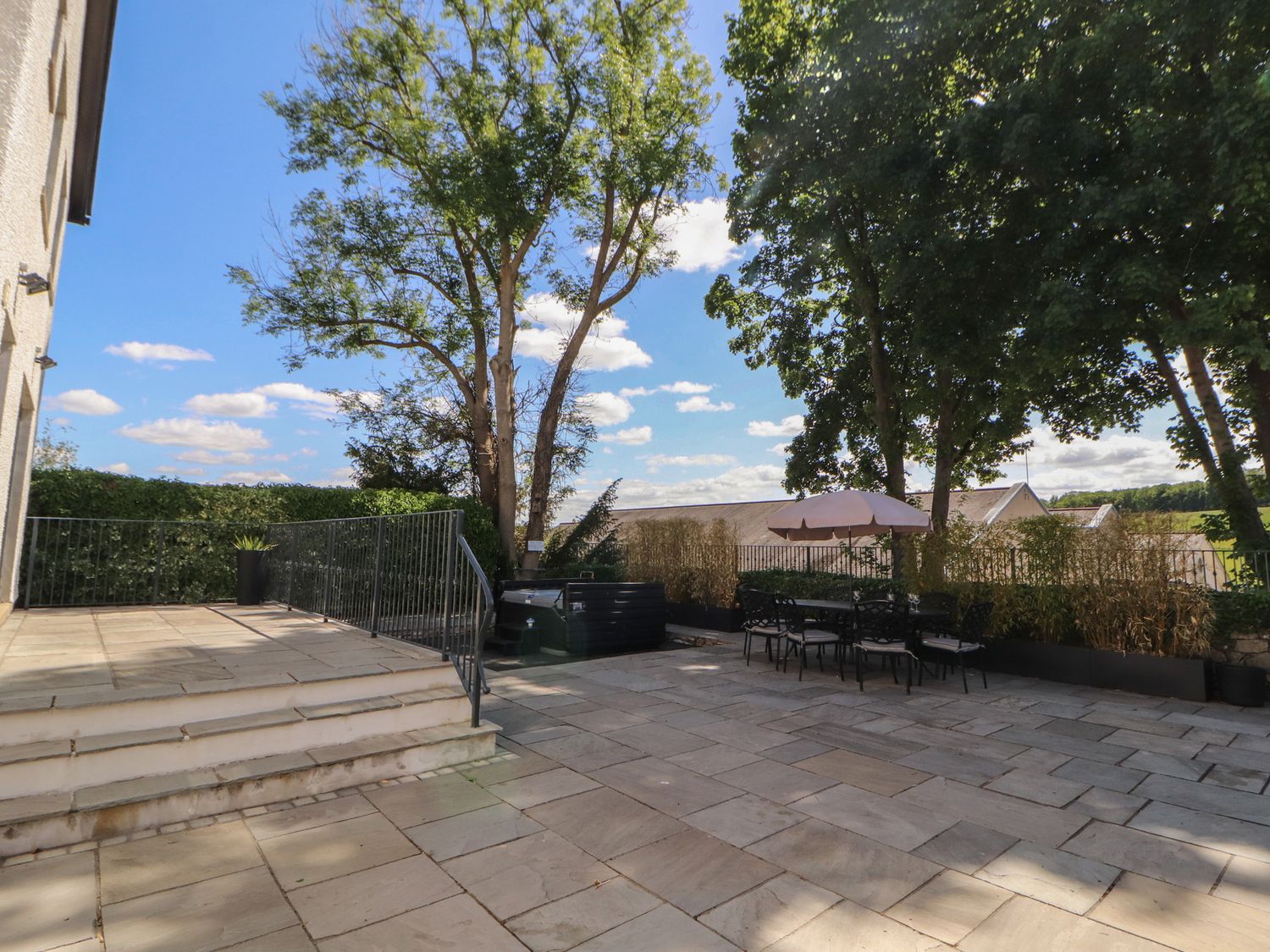 Ingleborough, Kirkby Lonsdale, Cumbria. Hot tub. Woodburning stove. Smart TV. Pet-friendly. En-suite