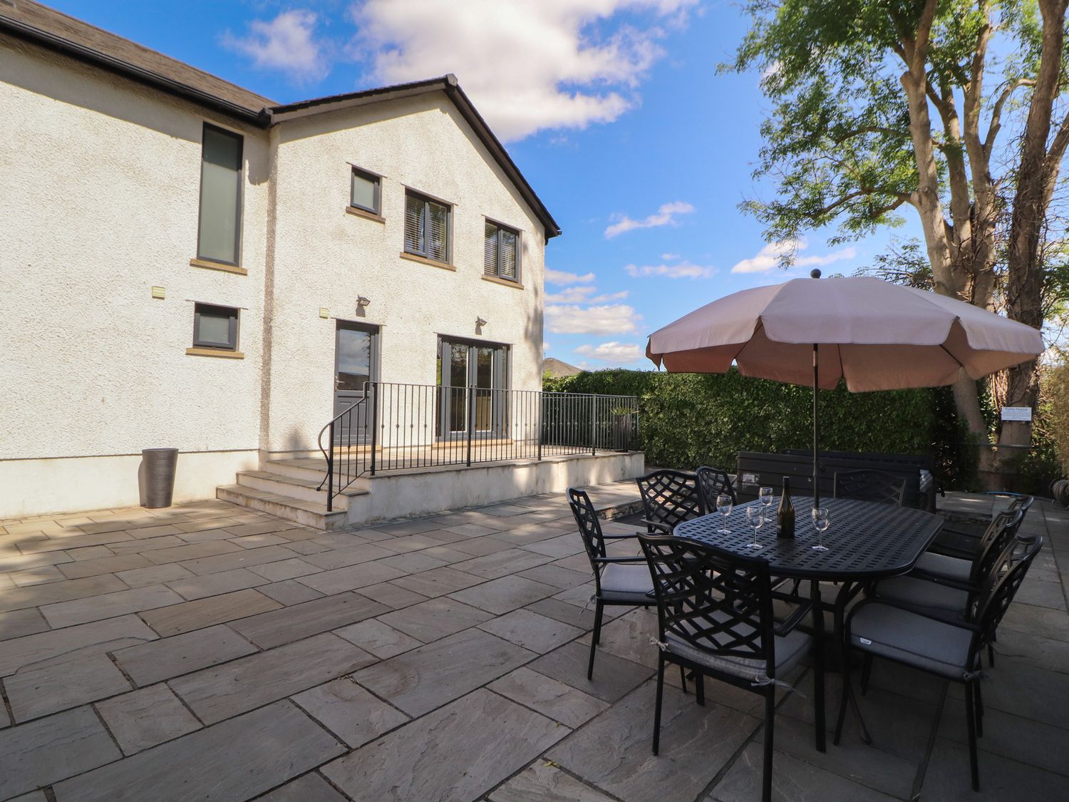 Ingleborough, Kirkby Lonsdale, Cumbria. Hot tub. Woodburning stove. Smart TV. Pet-friendly. En-suite
