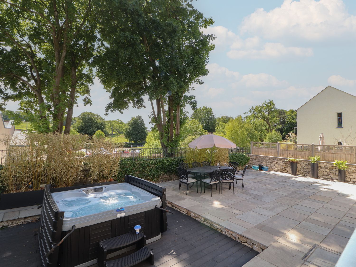 Ingleborough, Kirkby Lonsdale, Cumbria. Hot tub. Woodburning stove. Smart TV. Pet-friendly. En-suite