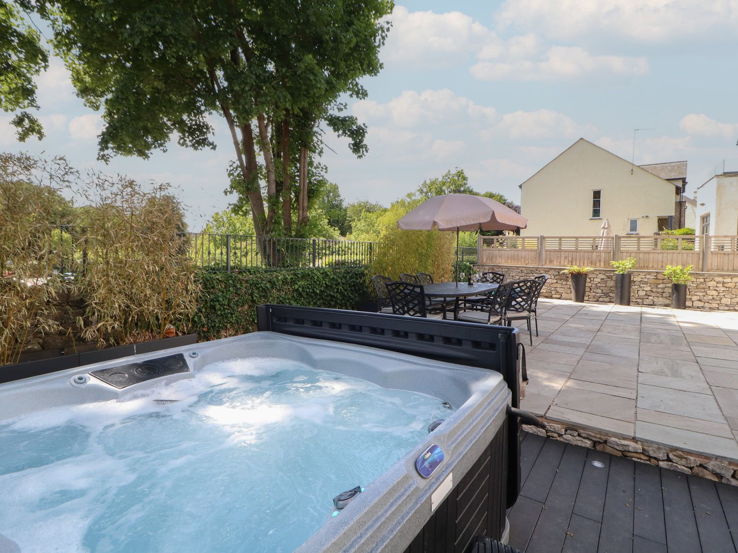 Ingleborough, Kirkby Lonsdale, Cumbria. Hot tub. Woodburning stove. Smart TV. Pet-friendly. En-suite