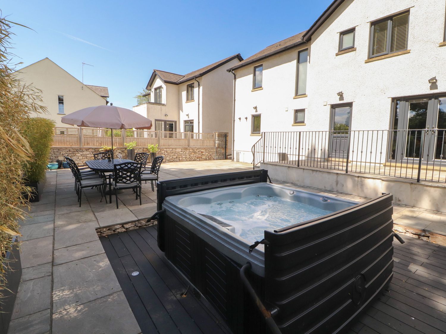 Ingleborough, Kirkby Lonsdale, Cumbria. Hot tub. Woodburning stove. Smart TV. Pet-friendly. En-suite