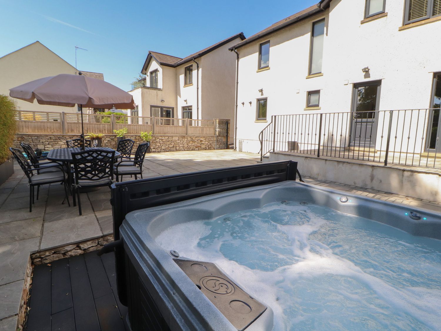 Ingleborough, Kirkby Lonsdale, Cumbria. Hot tub. Woodburning stove. Smart TV. Pet-friendly. En-suite