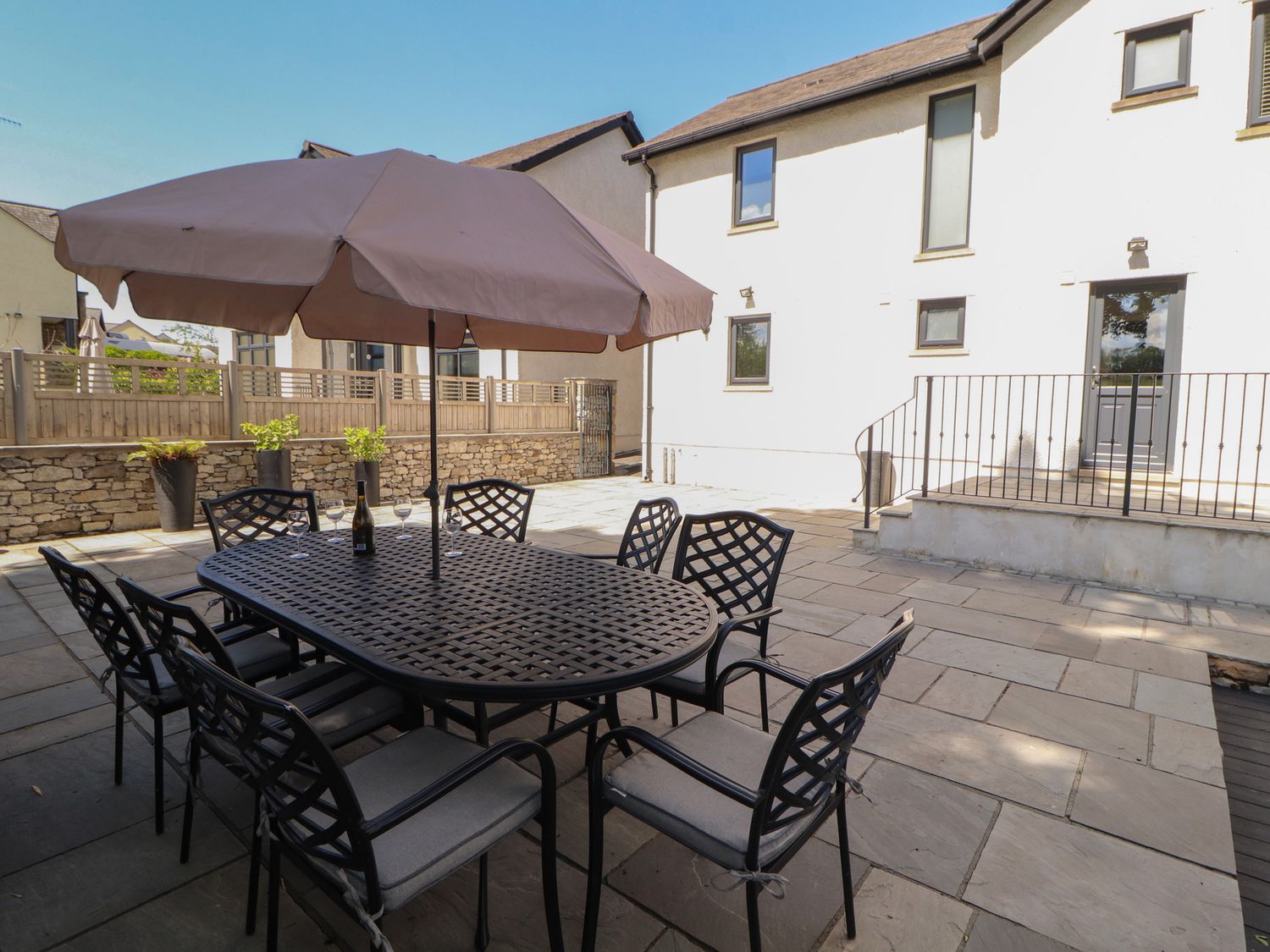 Ingleborough, Kirkby Lonsdale, Cumbria. Hot tub. Woodburning stove. Smart TV. Pet-friendly. En-suite
