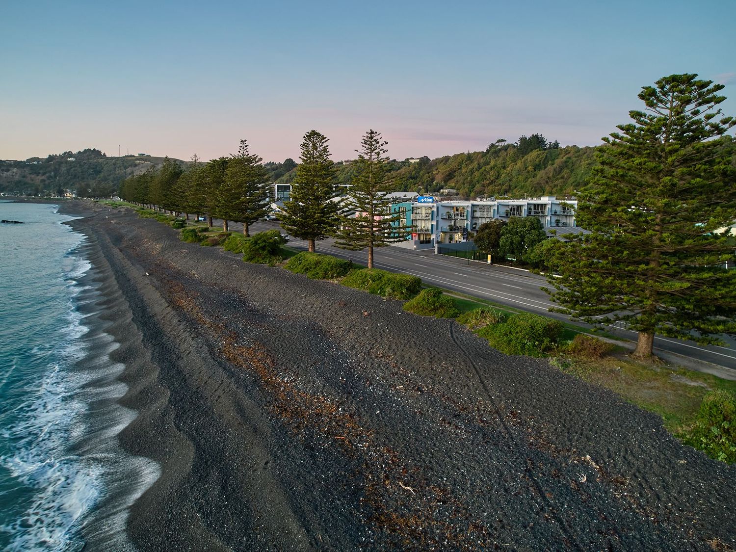 Waves on Esplanade - Kaikoura Waterfront Apartment                     photo 15