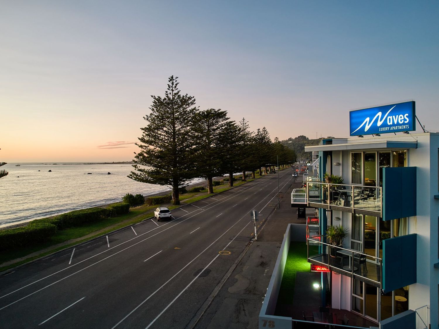 Waves on Esplanade - Kaikoura Waterfront Apartment                     photo 2