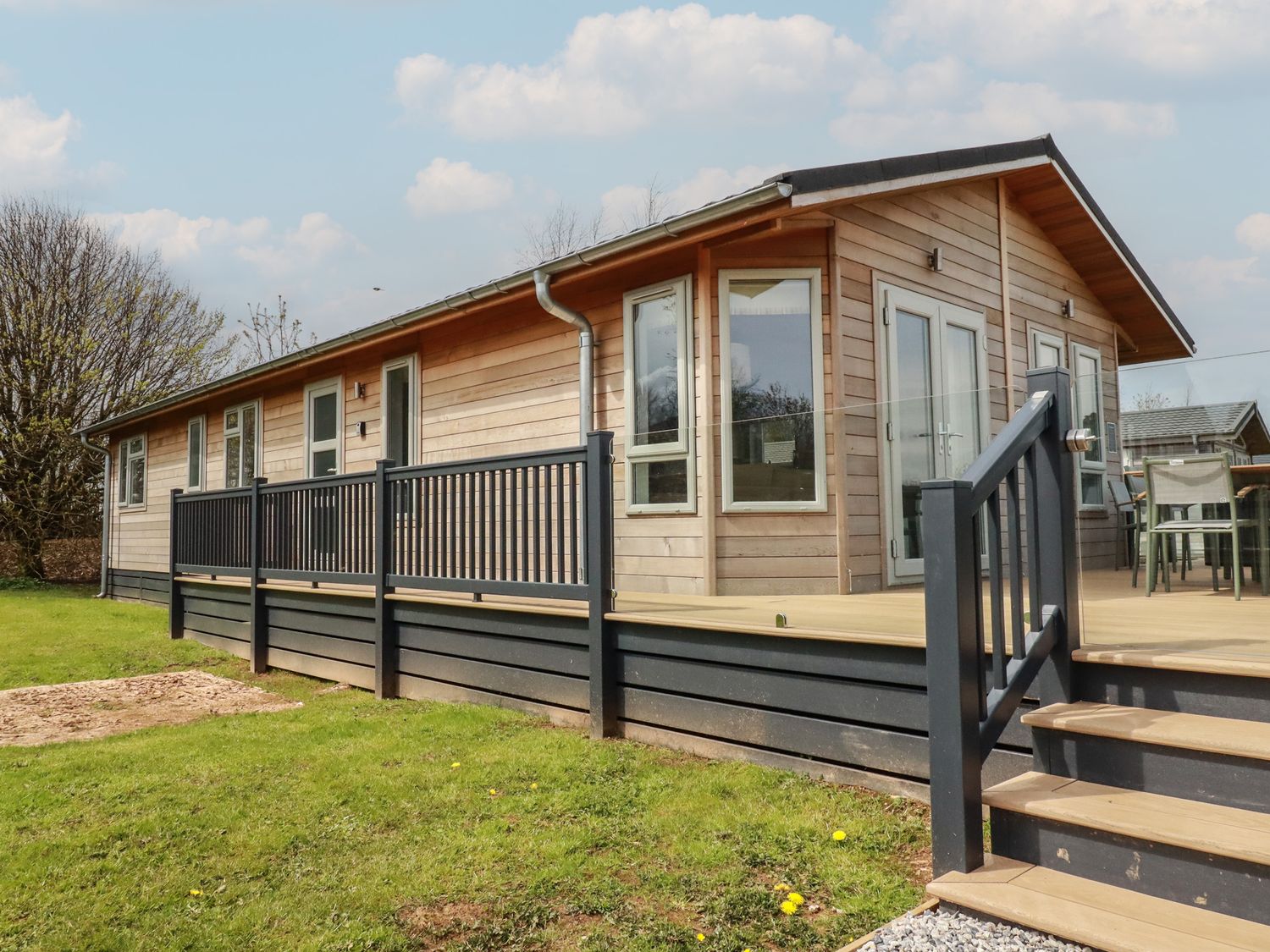 4 Meadow Retreat is in Dobwalls in Cornwall. Luxury lodge. Pet-friendly. WiFi. Terrace with hot tub.