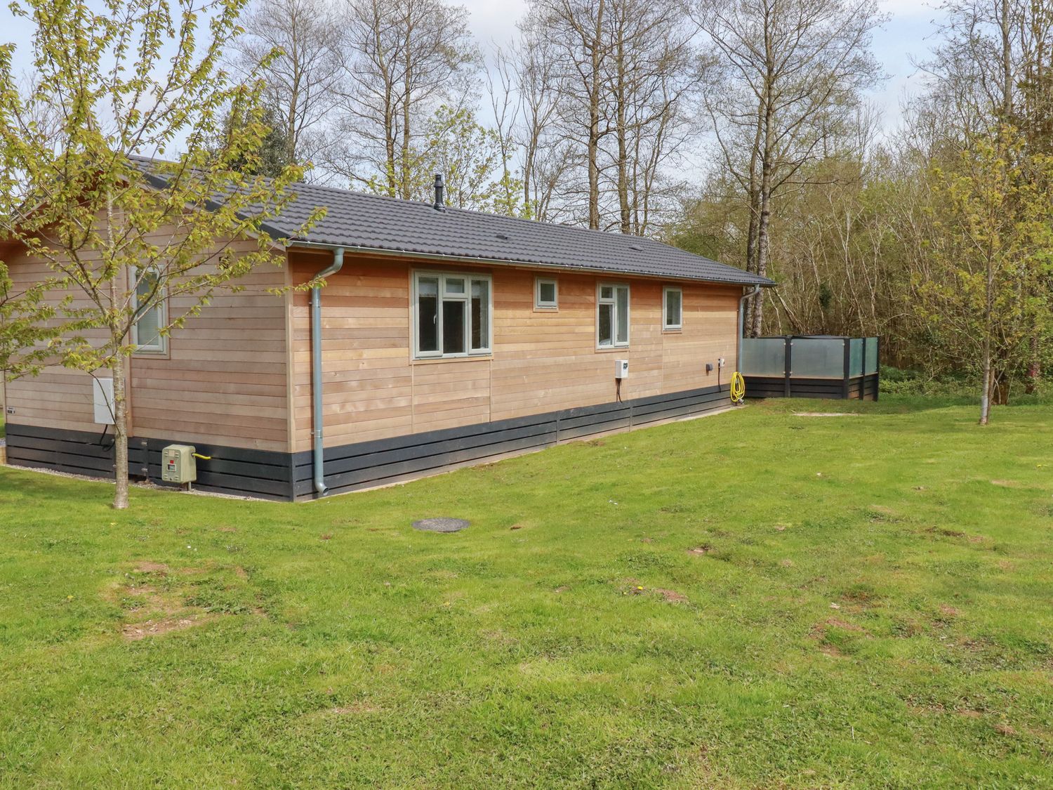 23 Meadow Retreat, in Dobwalls, Cornwall. Single-storey. One pet. Open-plan living. Private hot tub.