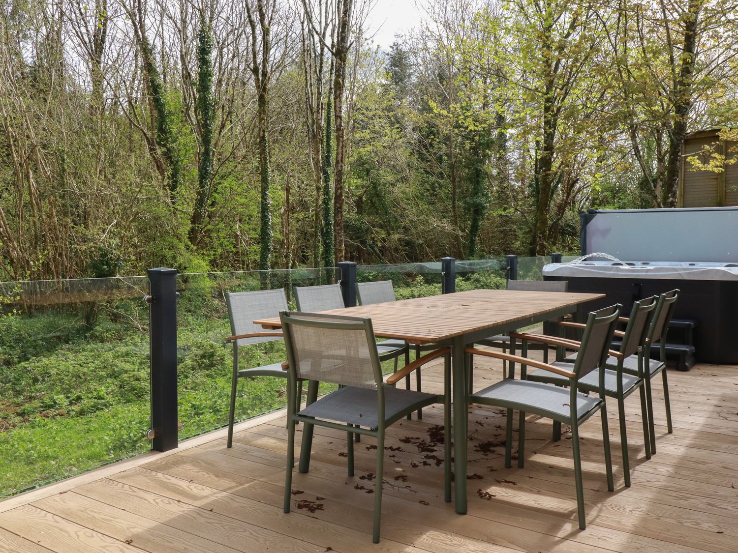 23 Meadow Retreat, in Dobwalls, Cornwall. Single-storey. One pet. Open-plan living. Private hot tub.