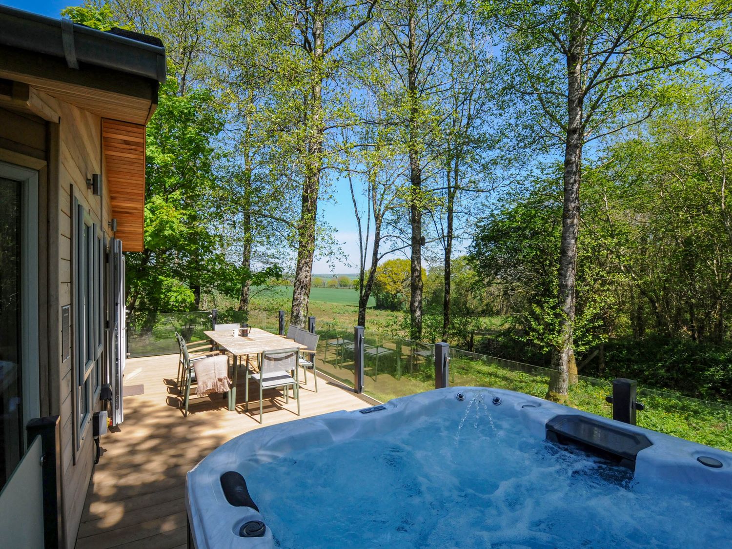 23 Meadow Retreat, in Dobwalls, Cornwall. Single-storey. One pet. Open-plan living. Private hot tub.