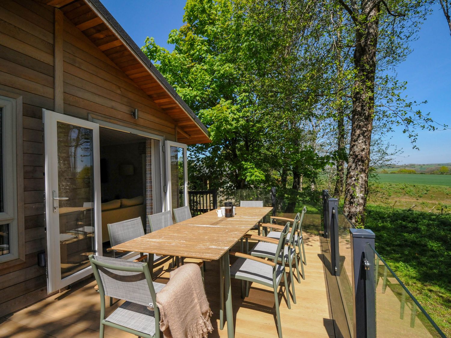 23 Meadow Retreat, in Dobwalls, Cornwall. Single-storey. One pet. Open-plan living. Private hot tub.
