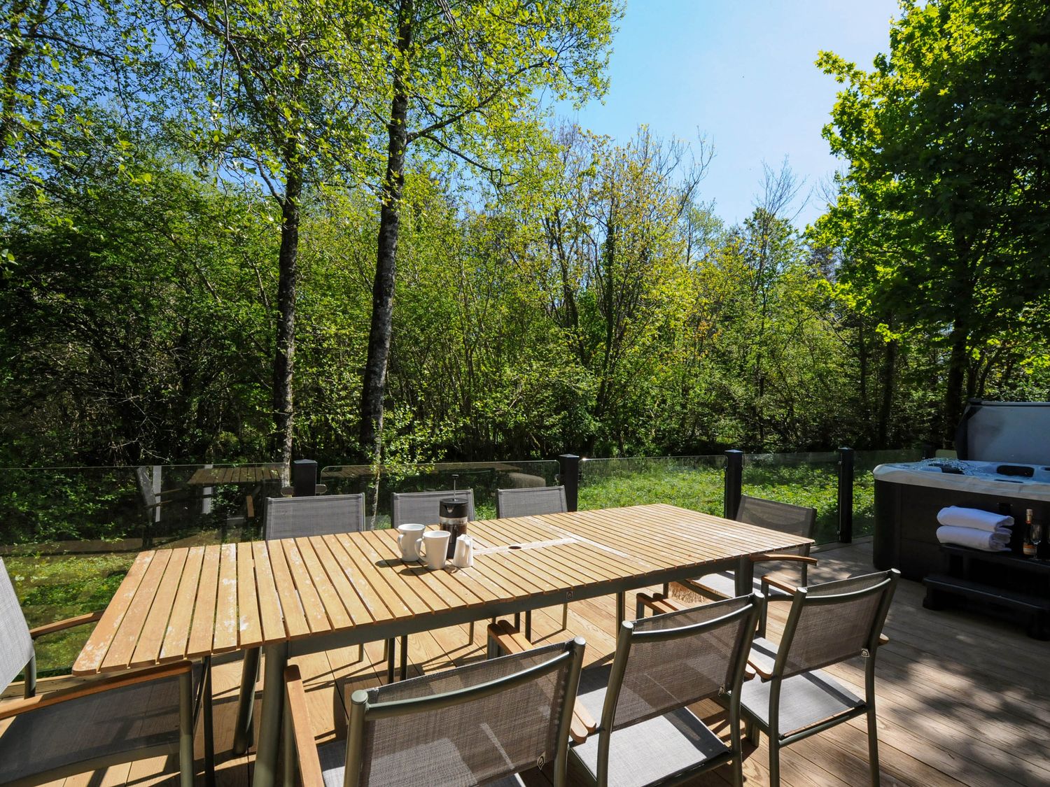 23 Meadow Retreat, in Dobwalls, Cornwall. Single-storey. One pet. Open-plan living. Private hot tub.