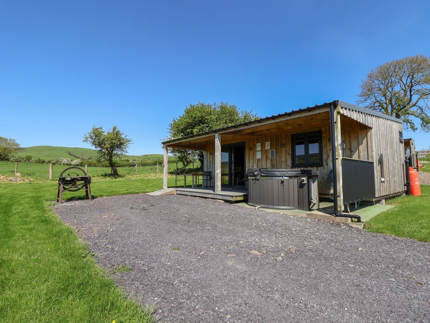 Famau, Cilcain, Flintshire. In an AONB. Close to a shop and a pub. Countryside views. Hot tub. WiFi.