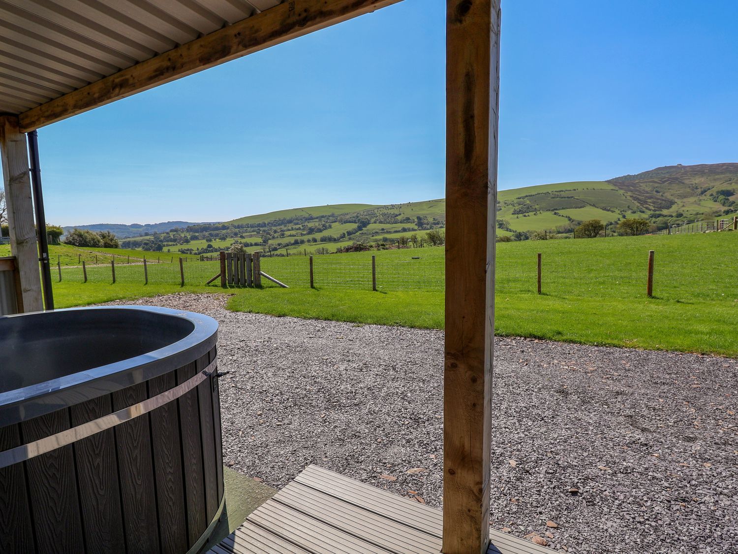 Famau, Cilcain, Flintshire. In an AONB. Close to a shop and a pub. Countryside views. Hot tub. WiFi.