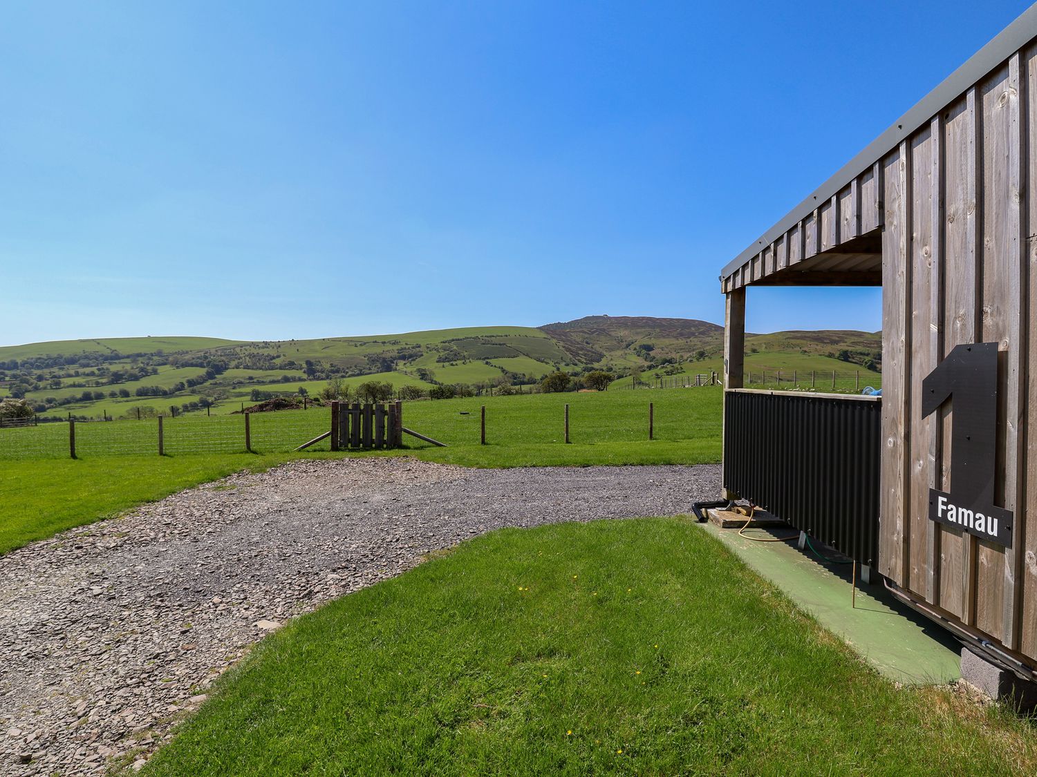 Famau, Cilcain, Flintshire. In an AONB. Close to a shop and a pub. Countryside views. Hot tub. WiFi.