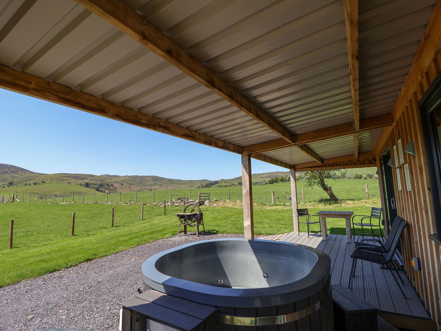 Famau, Cilcain, Flintshire. In an AONB. Close to a shop and a pub. Countryside views. Hot tub. WiFi.