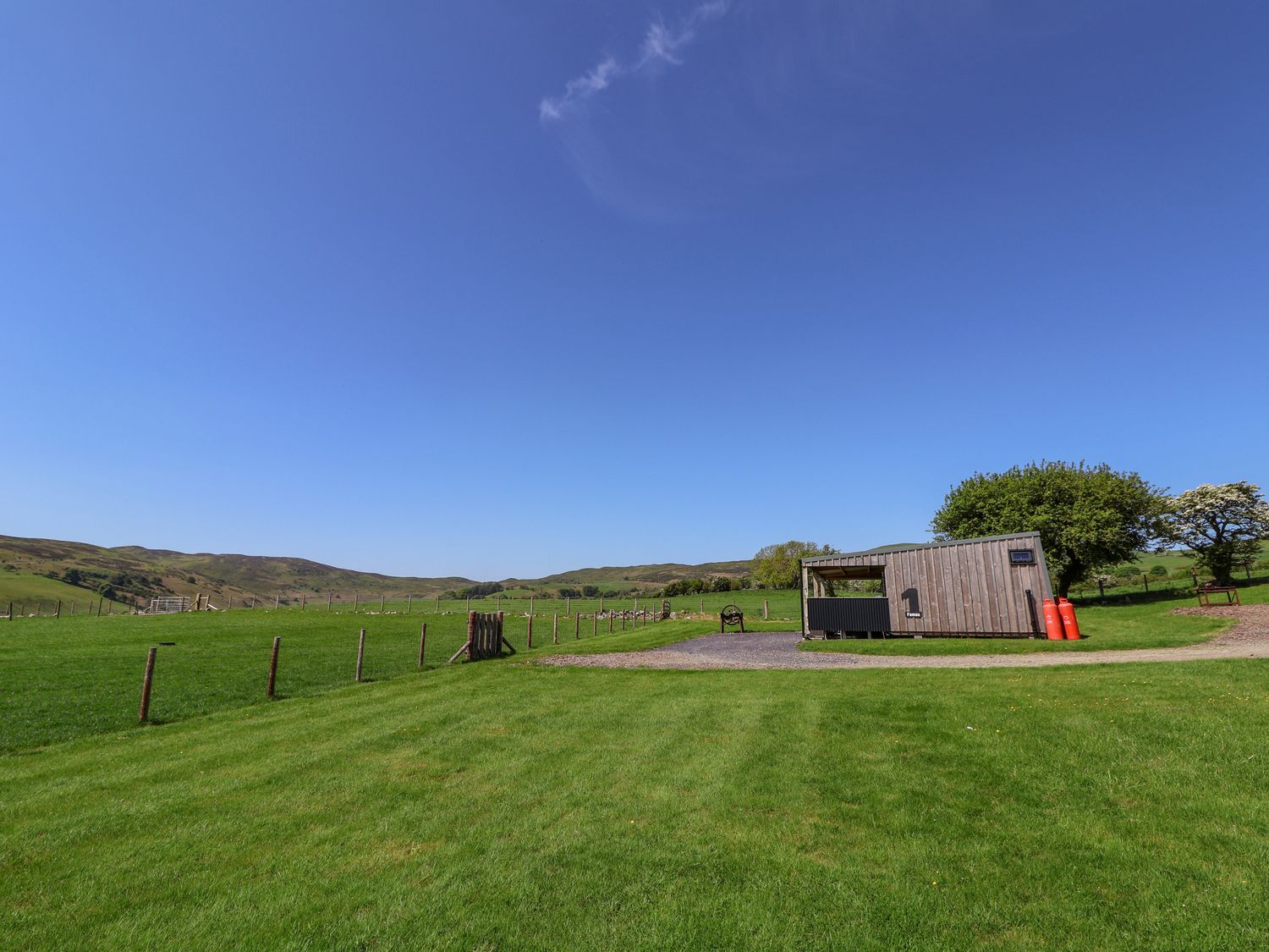 Famau, Cilcain, Flintshire. In an AONB. Close to a shop and a pub. Countryside views. Hot tub. WiFi.