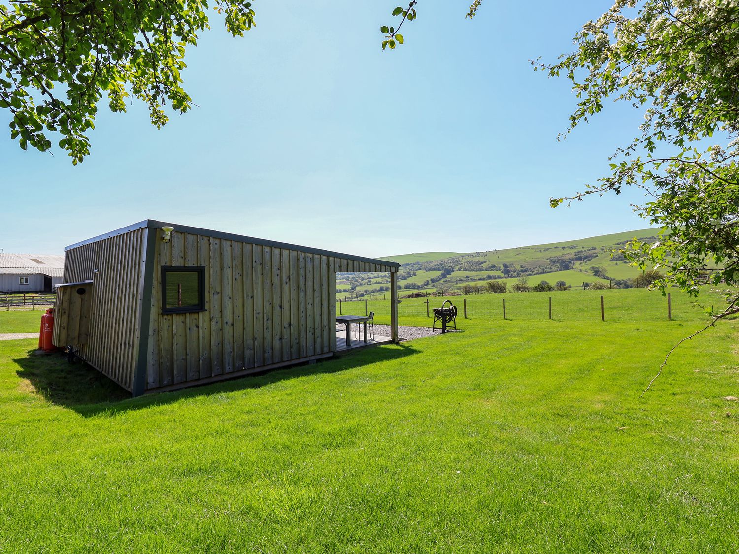 Famau, Cilcain, Flintshire. In an AONB. Close to a shop and a pub. Countryside views. Hot tub. WiFi.