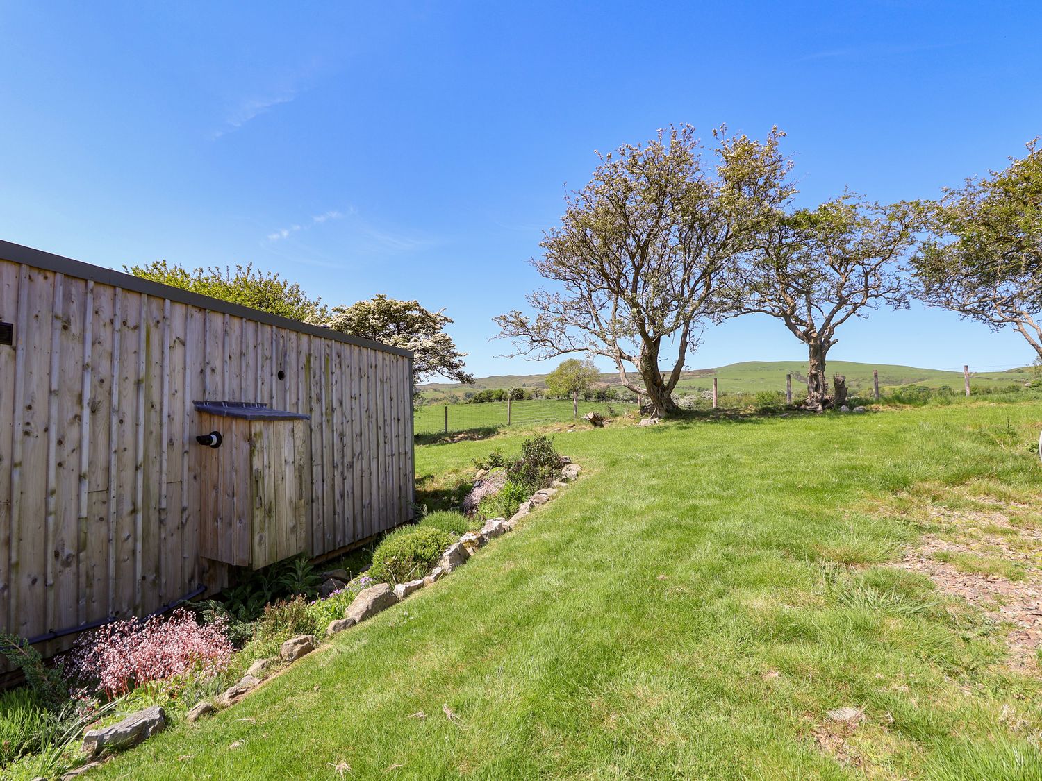 Famau, Cilcain, Flintshire. In an AONB. Close to a shop and a pub. Countryside views. Hot tub. WiFi.