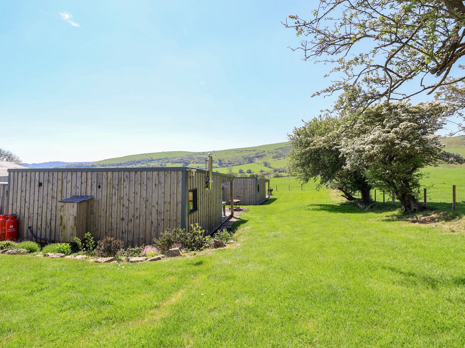 Famau, Cilcain, Flintshire. In an AONB. Close to a shop and a pub. Countryside views. Hot tub. WiFi.