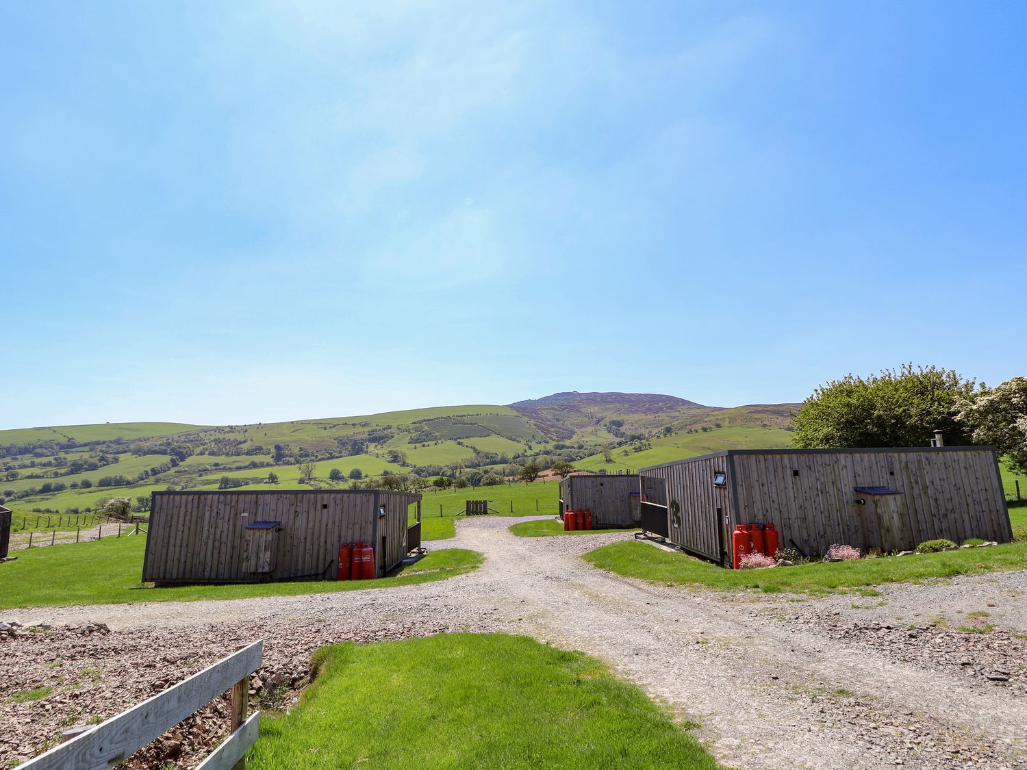 Famau, Cilcain, Flintshire. In an AONB. Close to a shop and a pub. Countryside views. Hot tub. WiFi.