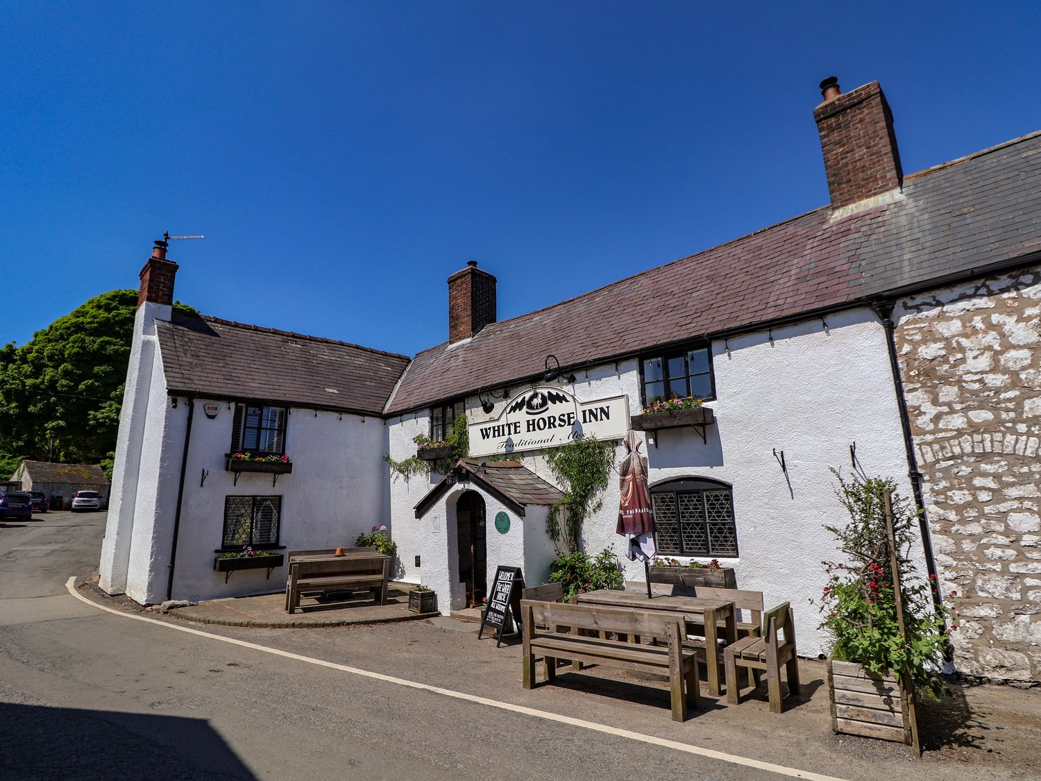 Famau, Cilcain, Flintshire. In an AONB. Close to a shop and a pub. Countryside views. Hot tub. WiFi.