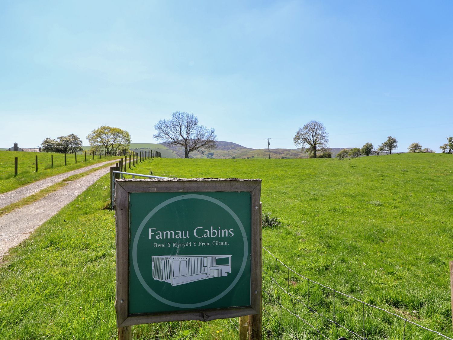 Famau, Cilcain, Flintshire. In an AONB. Close to a shop and a pub. Countryside views. Hot tub. WiFi.