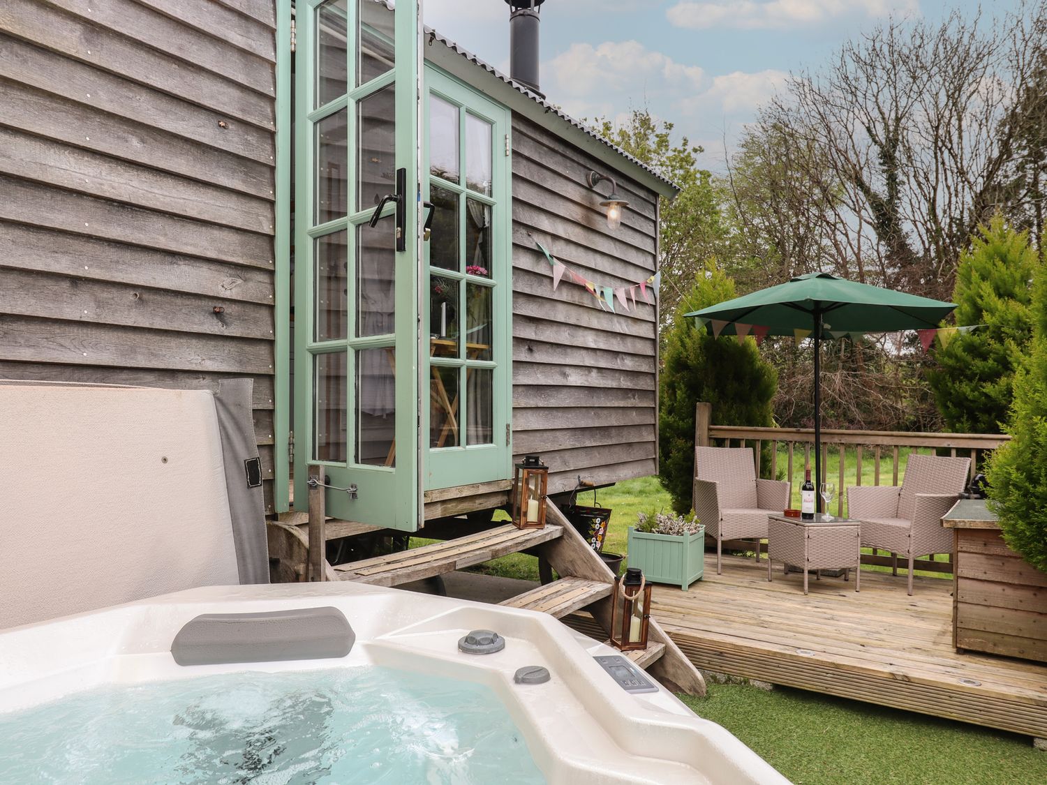 Burr 2 Shepherds Hut, Swimbridge near Barnstaple, Devon. Hot tub. Off-road parking. Open-plan. Fire.