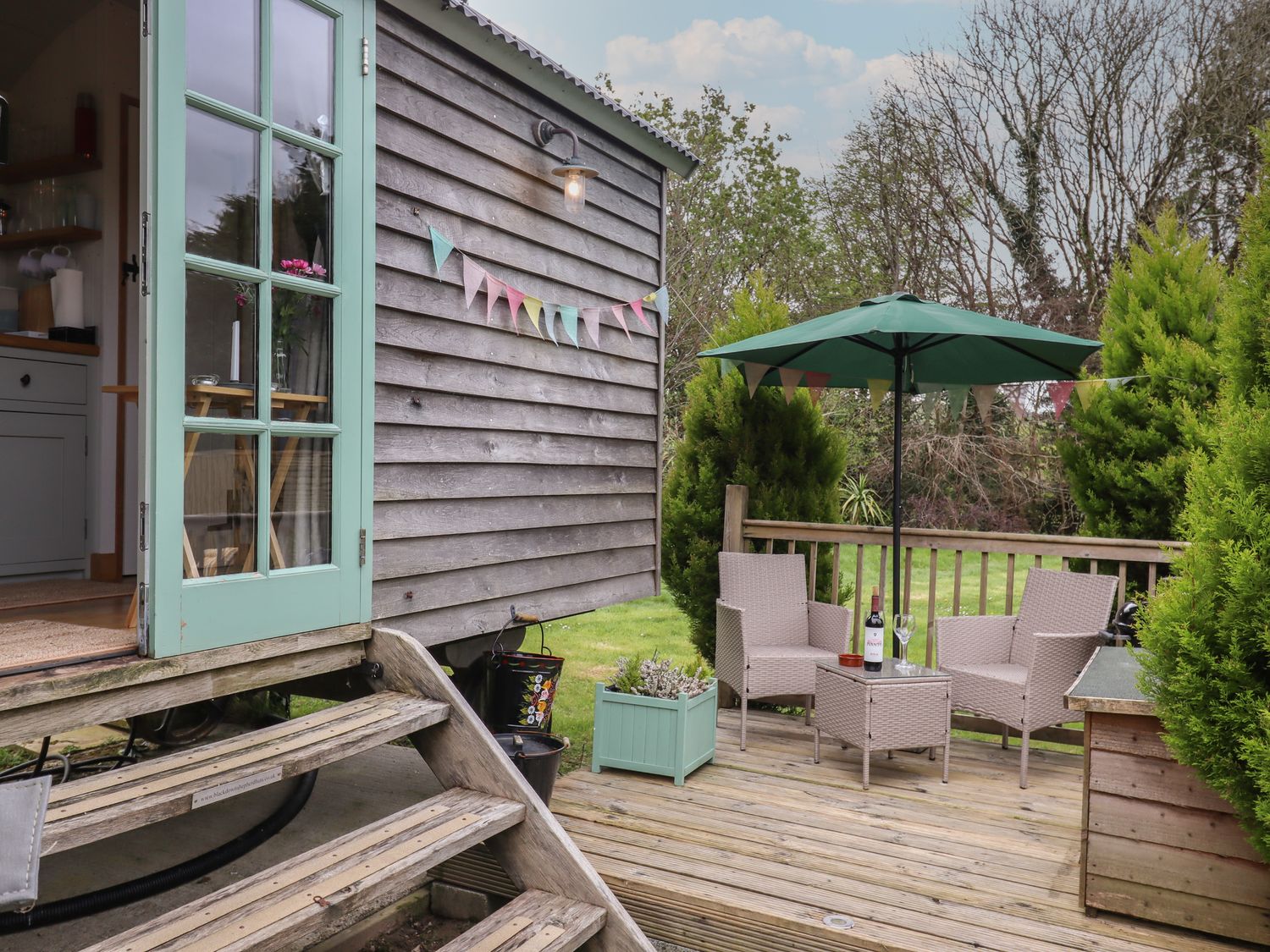 Burr 2 Shepherds Hut, Swimbridge near Barnstaple, Devon. Hot tub. Off-road parking. Open-plan. Fire.