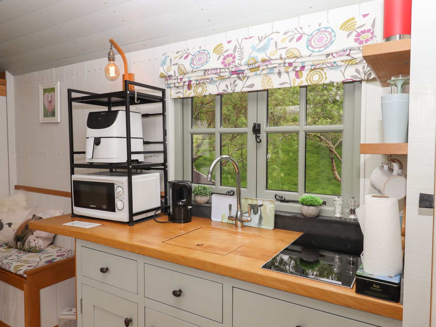 Burr 2 Shepherds Hut, Swimbridge near Barnstaple, Devon. Hot tub. Off-road parking. Open-plan. Fire.