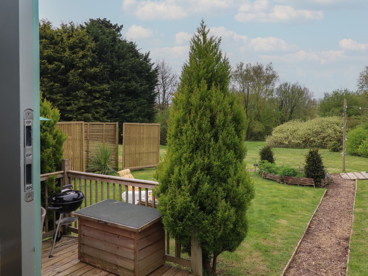 Burr 2 Shepherds Hut, Swimbridge near Barnstaple, Devon. Hot tub. Off-road parking. Open-plan. Fire.