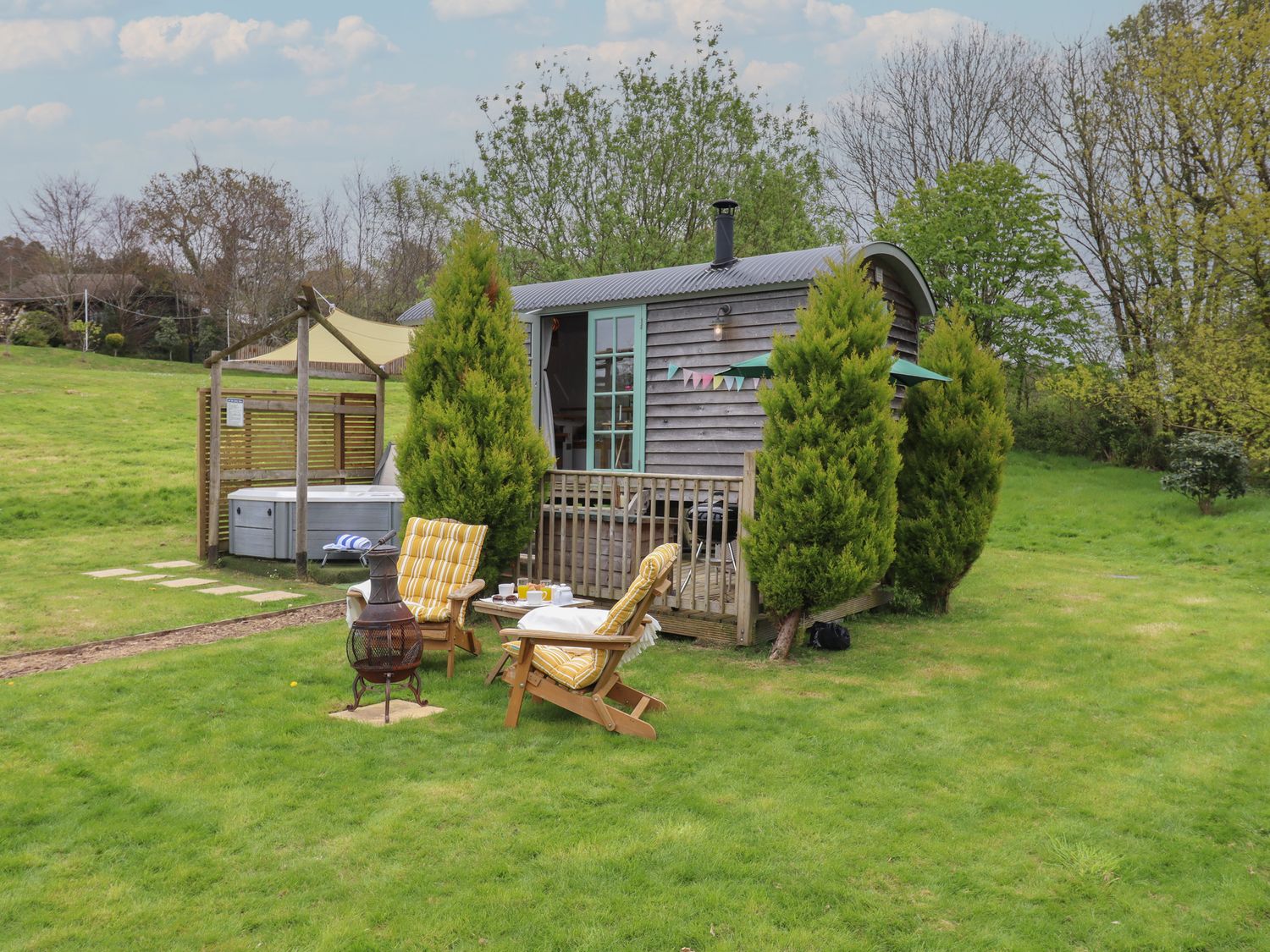 Burr 2 Shepherds Hut, Swimbridge near Barnstaple, Devon. Hot tub. Off-road parking. Open-plan. Fire.