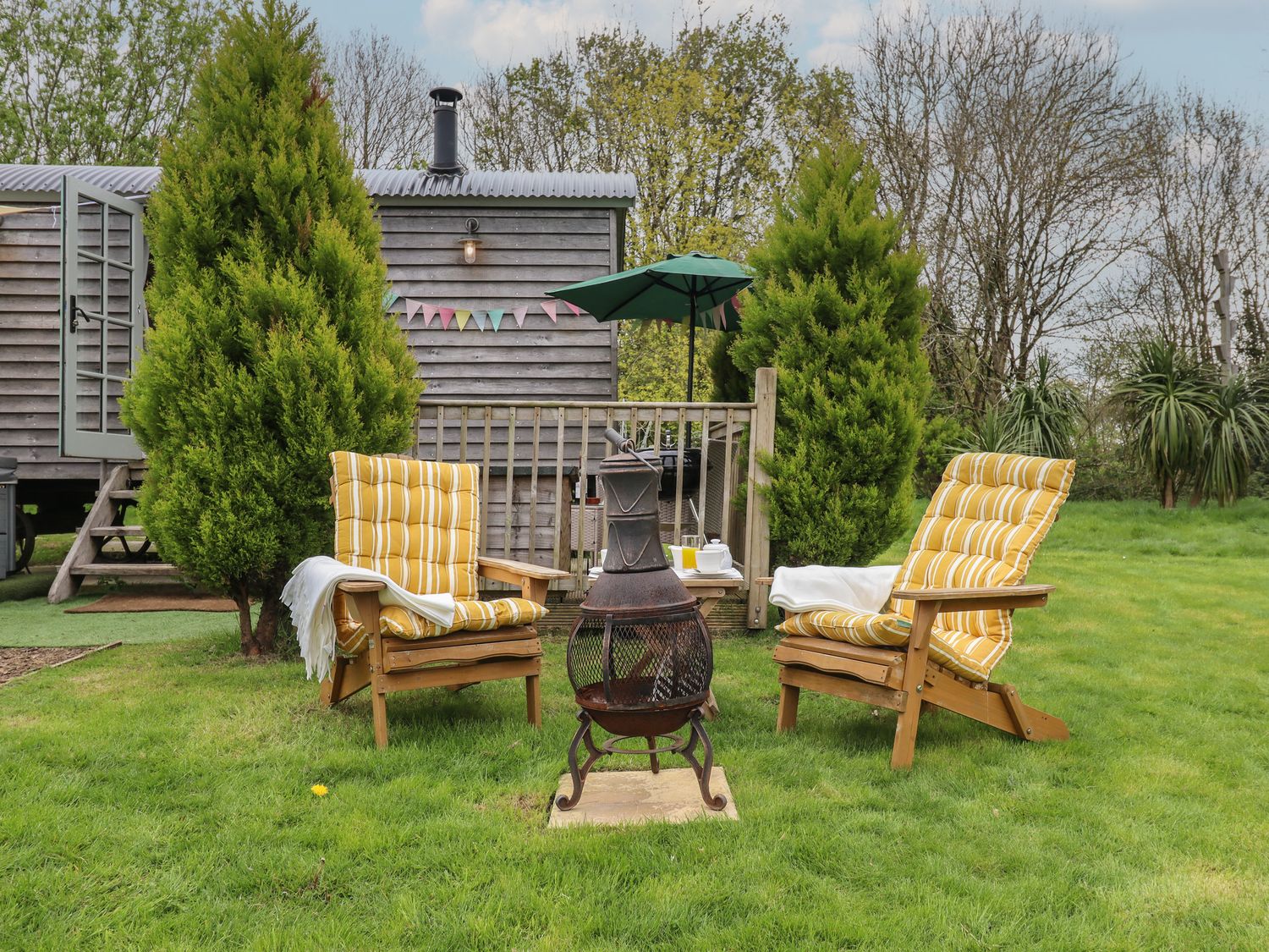 Burr 2 Shepherds Hut, Swimbridge near Barnstaple, Devon. Hot tub. Off-road parking. Open-plan. Fire.