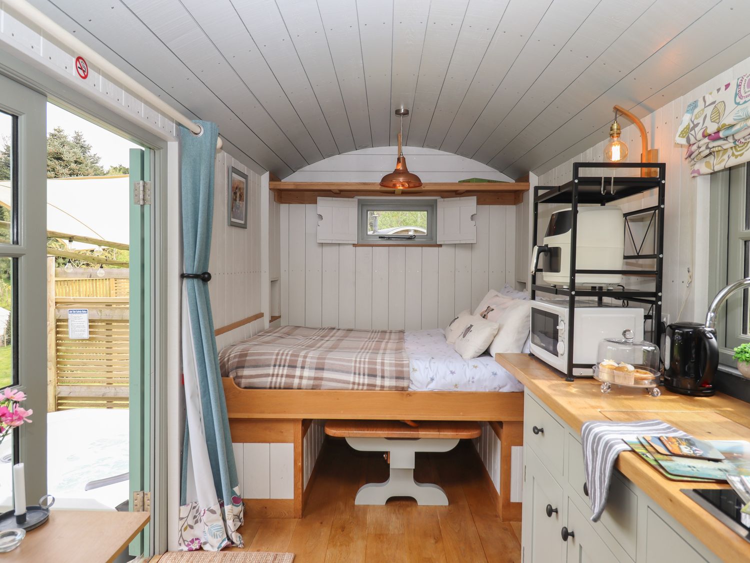 Burr 2 Shepherds Hut, Swimbridge near Barnstaple, Devon. Hot tub. Off-road parking. Open-plan. Fire.