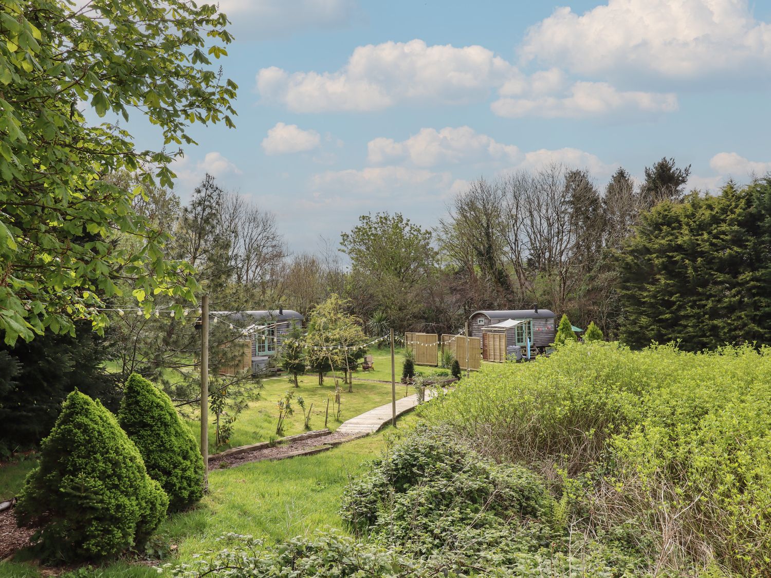 Burr 2 Shepherds Hut, Swimbridge near Barnstaple, Devon. Hot tub. Off-road parking. Open-plan. Fire.