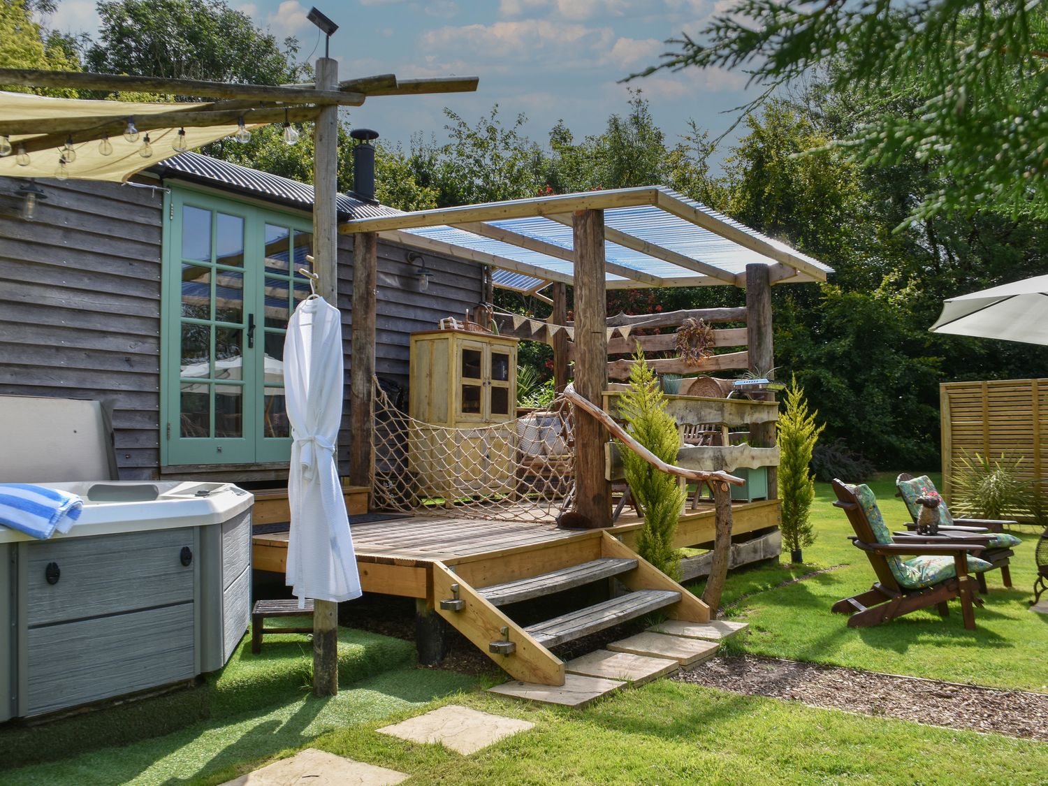 Burr 2 Shepherds Hut, Swimbridge near Barnstaple, Devon. Hot tub. Off-road parking. Open-plan. Fire.