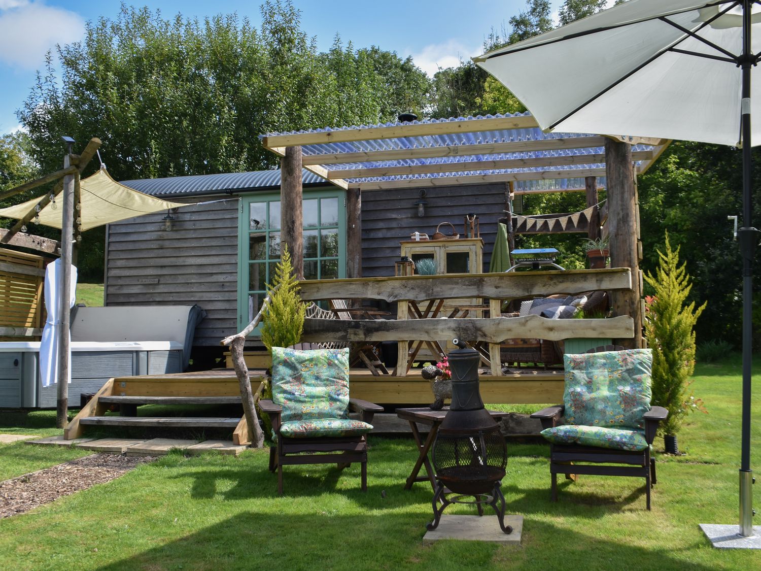 Burr 2 Shepherds Hut, Swimbridge near Barnstaple, Devon. Hot tub. Off-road parking. Open-plan. Fire.