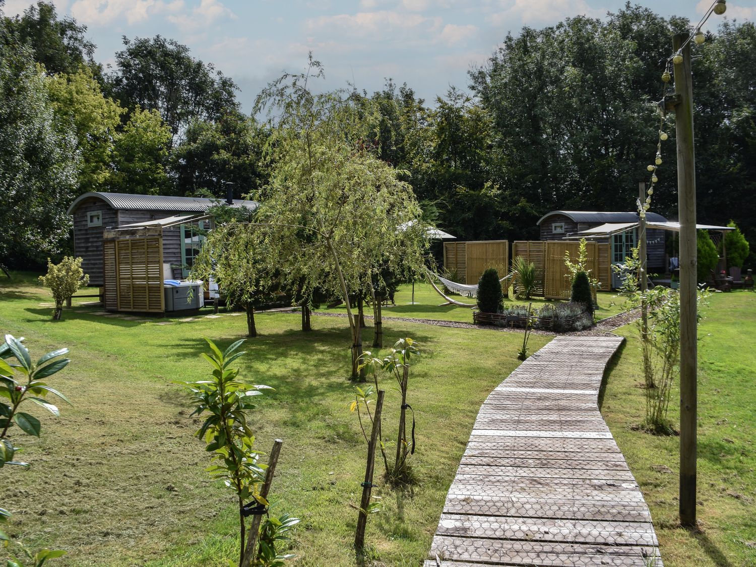 Burr 2 Shepherds Hut, Swimbridge near Barnstaple, Devon. Hot tub. Off-road parking. Open-plan. Fire.