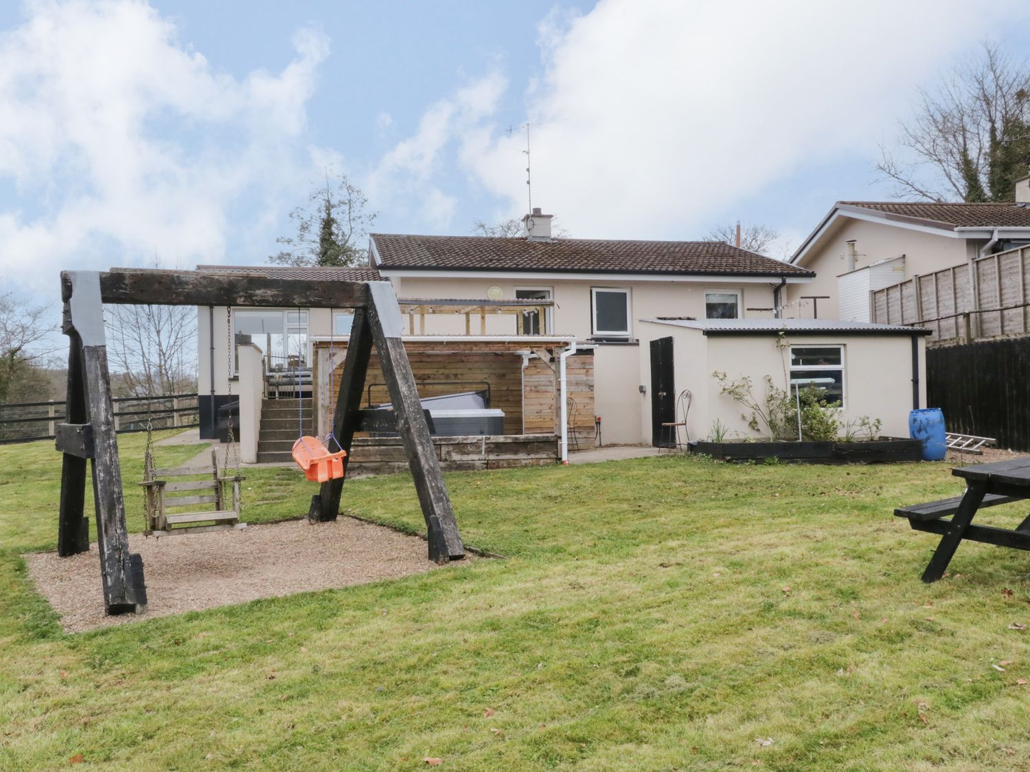 4 Carlton Cottages, Enniskillen, County Fermanagh. Riverside views. Close to a shop and pub. Hot tub