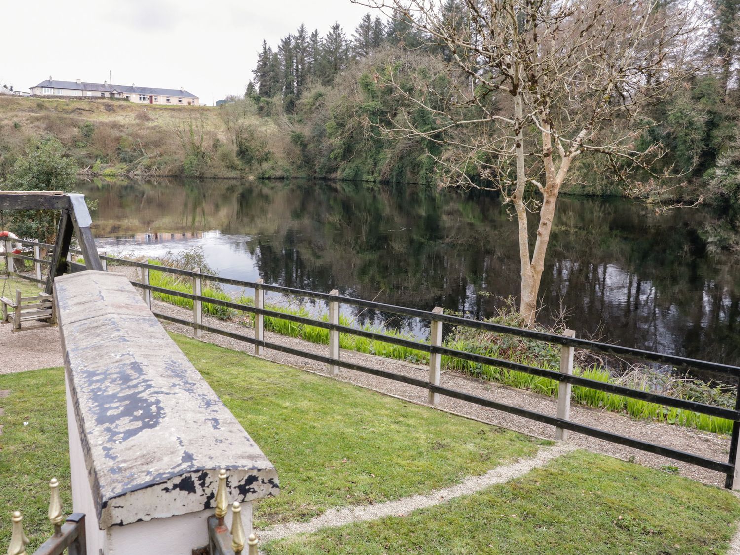 4 Carlton Cottages, Enniskillen, County Fermanagh. Riverside views. Close to a shop and pub. Hot tub