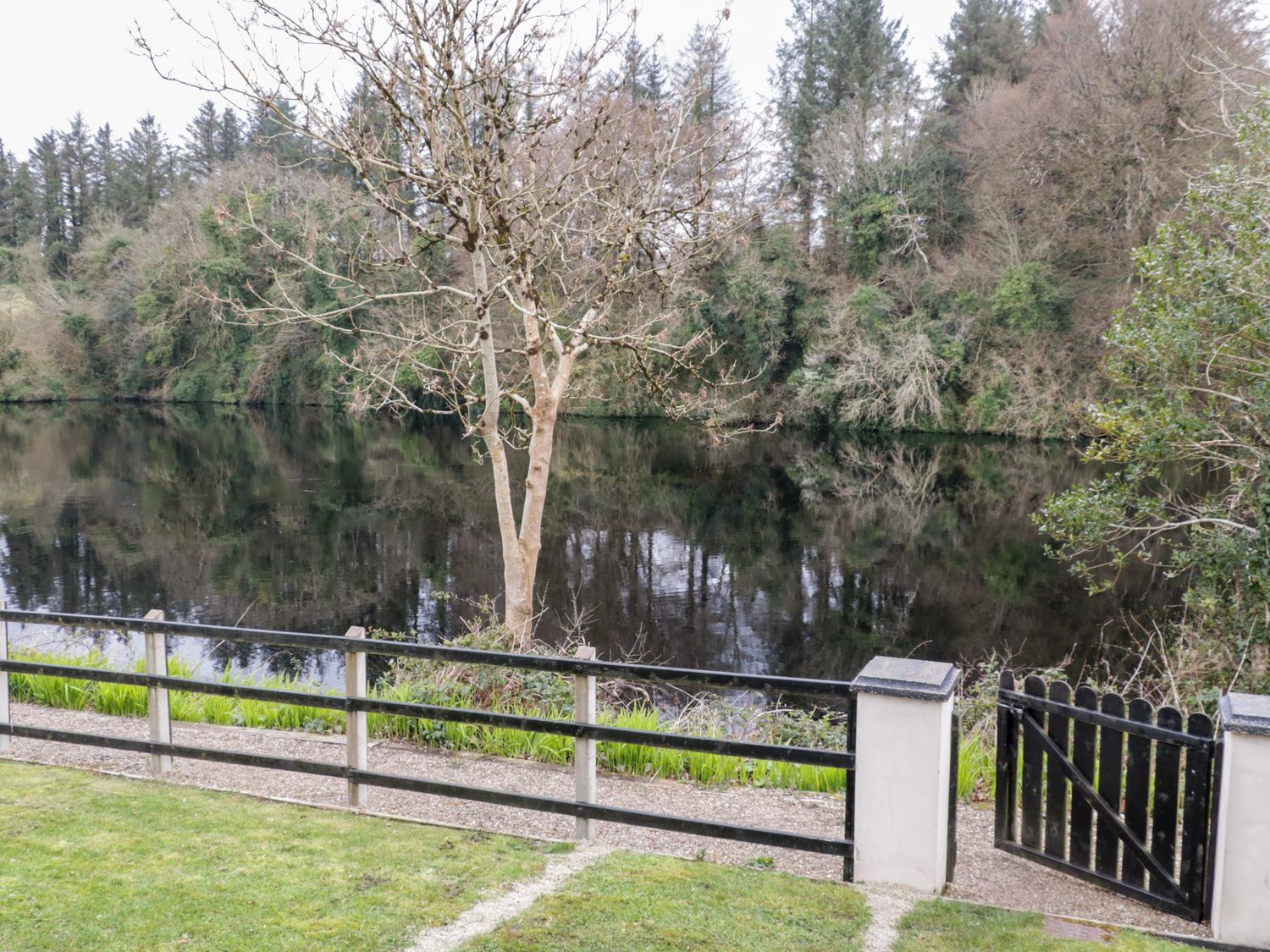 4 Carlton Cottages, Enniskillen, County Fermanagh. Riverside views. Close to a shop and pub. Hot tub