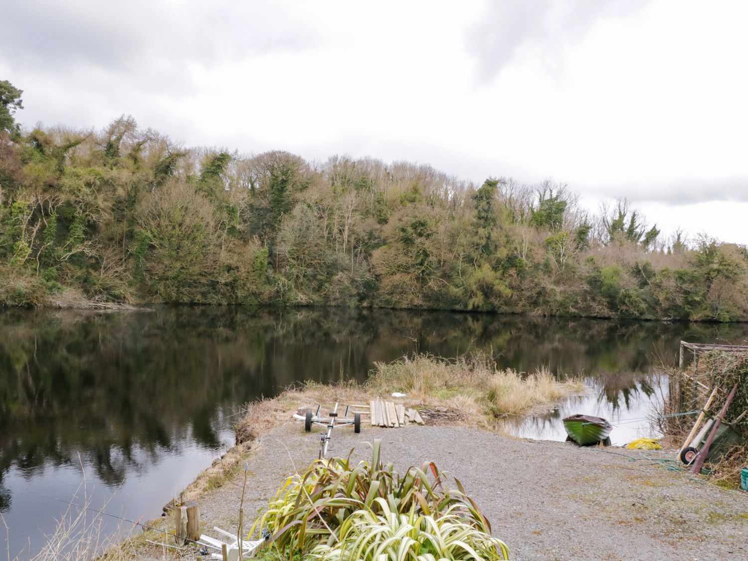 4 Carlton Cottages, Enniskillen, County Fermanagh. Riverside views. Close to a shop and pub. Hot tub